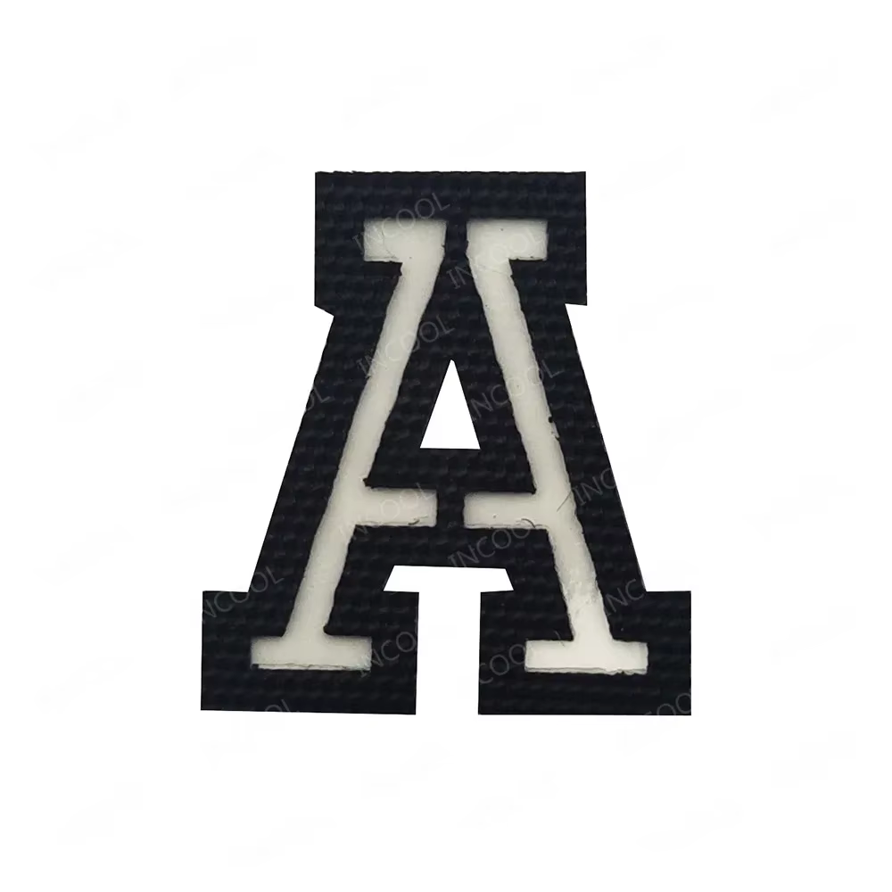 Patch de lettres anglaises lumineuses qui brillent dans la nuit, Alphabet majuscul, chiffres arabes 