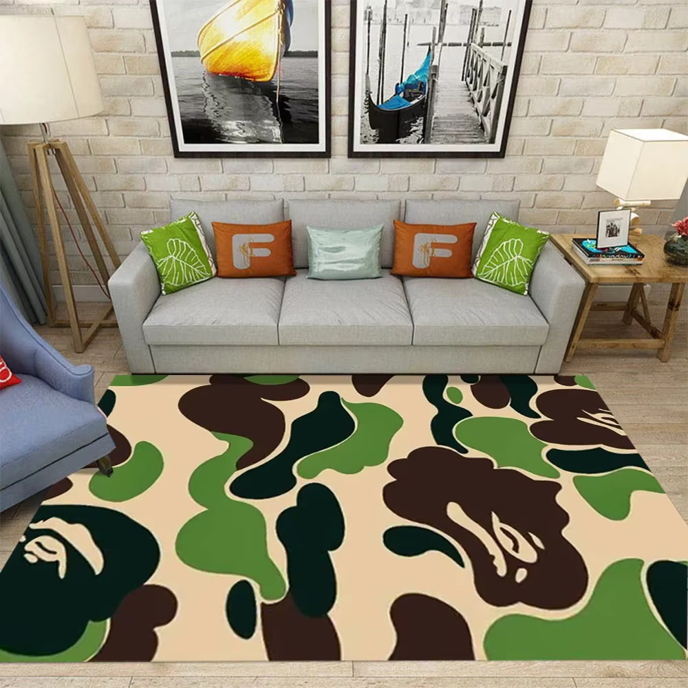 Grand tapis de salon à motif camouflage tendance, base jaune avec éléments marron et orange, tapis a