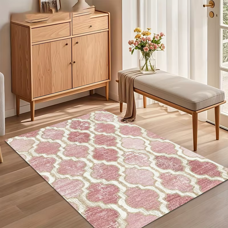 Tapis élégant rose poudré à motif quadrifoliaux avec finition vieillie
