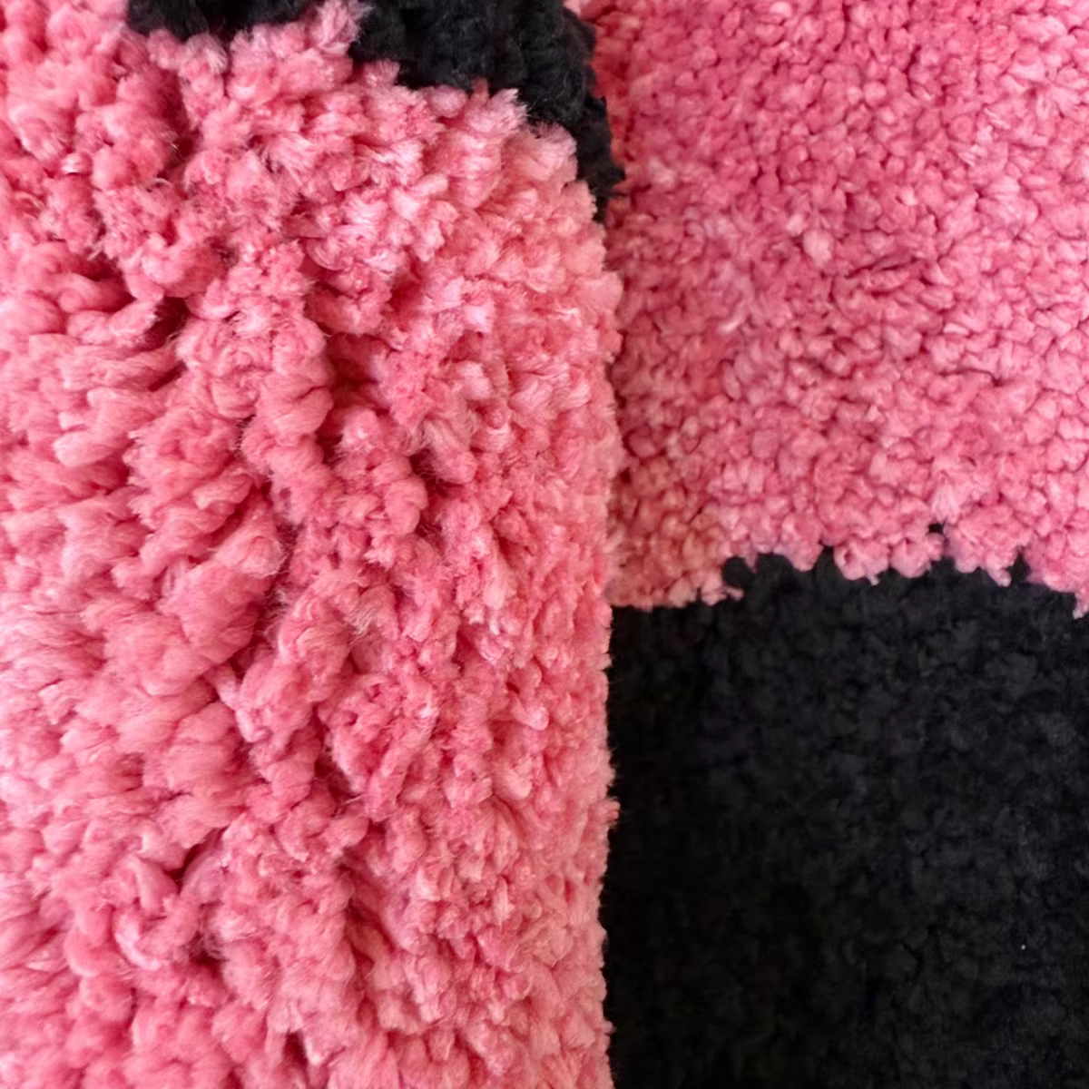 Tapis capitonné en forme de crâne rose