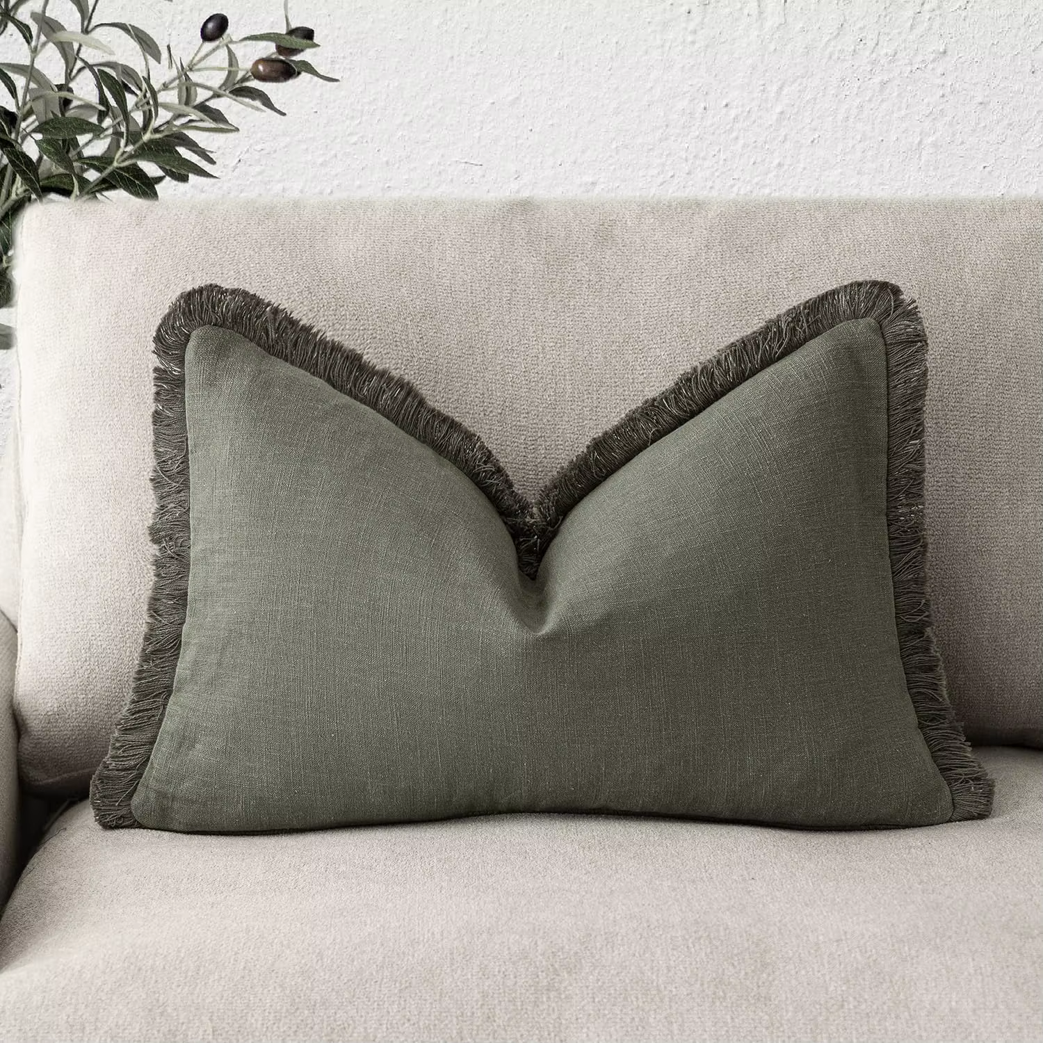 Housse de coussin lombaire décorative en lin vert olive avec franges et pompons