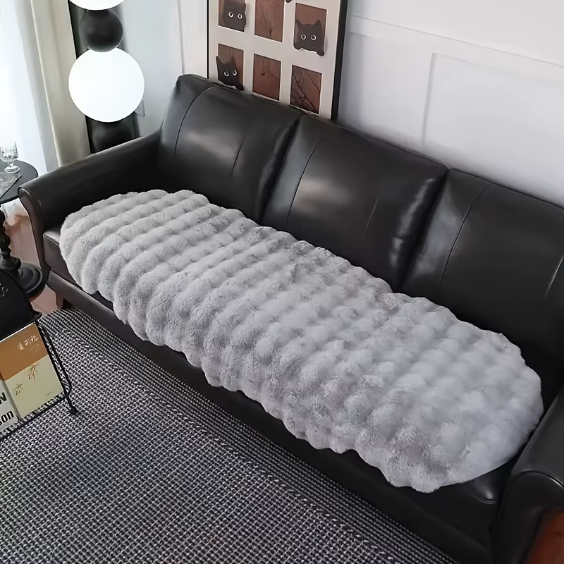 Un tapis de chambre à coucher blanc en peluche