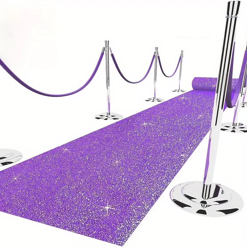 Les tapis violets sont utilisés pour décorer les allées de mariage