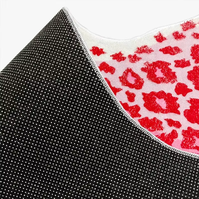 Tapis rose à motif léopard