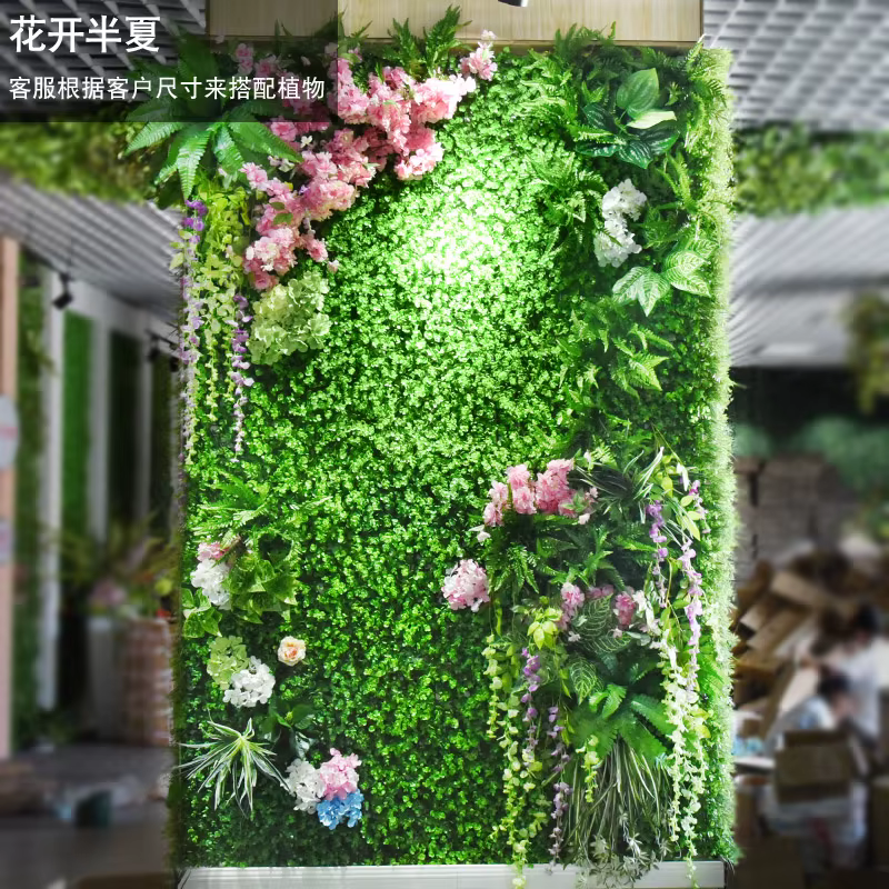 Le panneau mural d'herbe de plante artificielle convient à la décoration de jardin et de Jungle