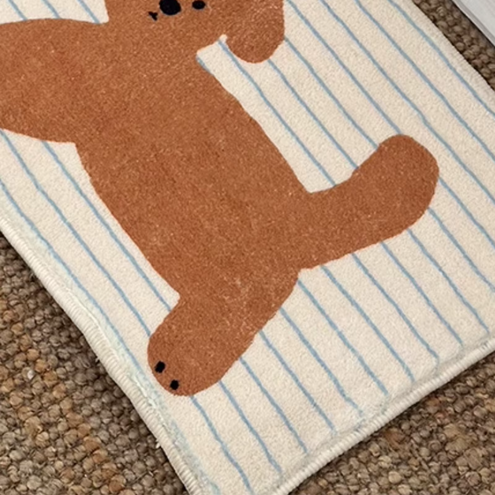 Tapis de salle de bain court en polaire imprimé chiot rayé