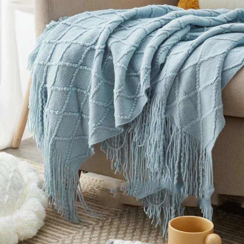 Jeté en tricot bleu pour lits avec pompon, gris bleu uni, texture plaid, housse de canapé, décoration nordique pour la fin du lit, jeté doux pour la sieste