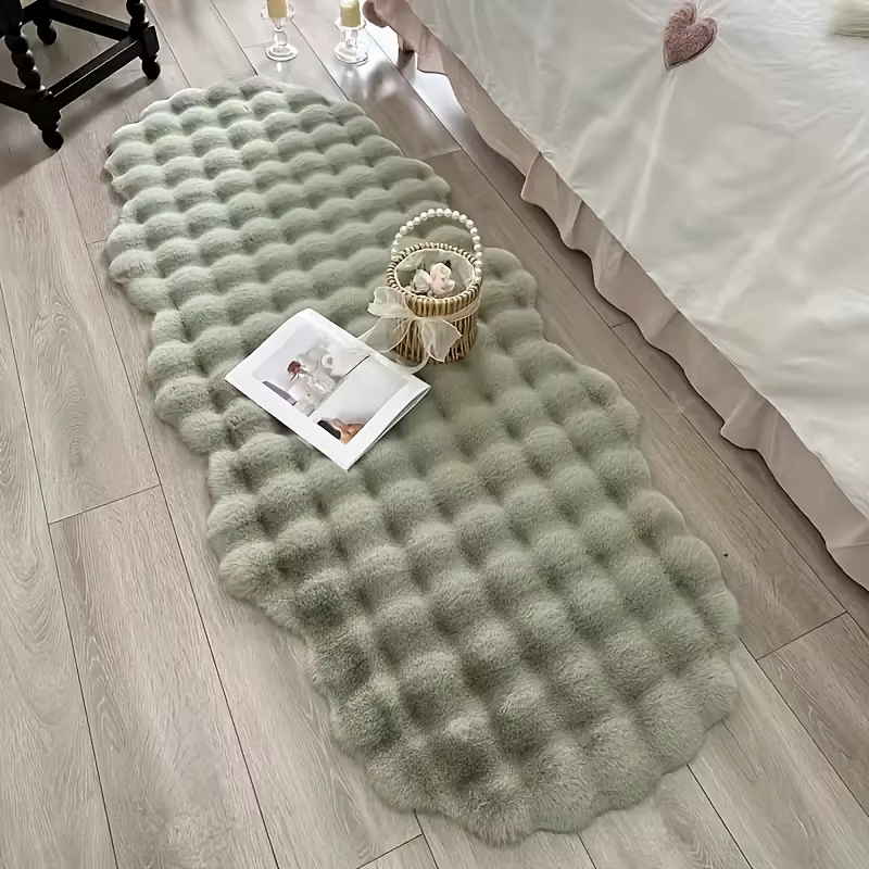 Un tapis de chambre à coucher blanc en peluche