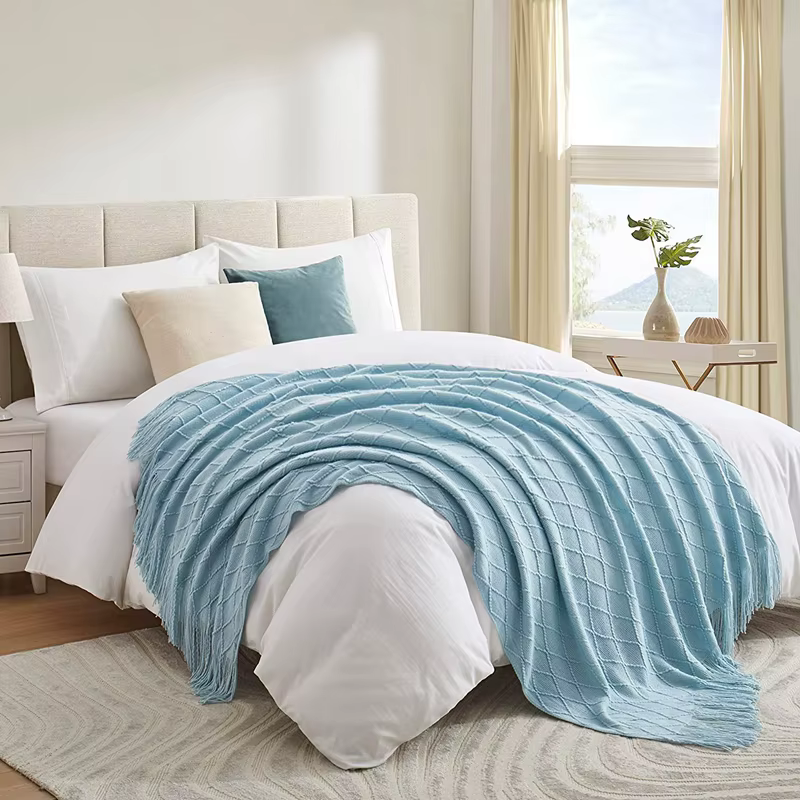 Jeté en tricot bleu pour lits avec pompon, gris bleu uni, texture plaid, housse de canapé, décoration nordique pour la fin du lit, jeté doux pour la sieste